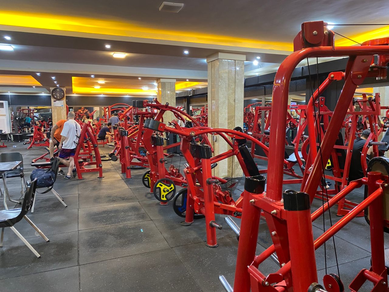 سالن بدنسازی باشگاه ستارگان اشرفی اصفهانی